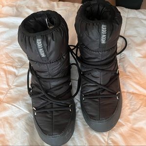 Moon Boot low snow boots in black, size 40